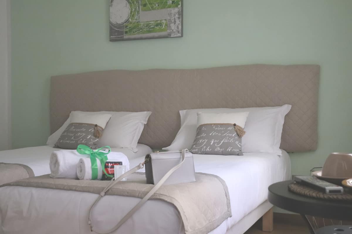Habitación doble | Edredón, caja de seguridad en la habitación y cortinas blackout