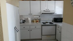 Executive Apartment, 2 Bedrooms | Private kitchen - Carmen's Maison (Freeport)