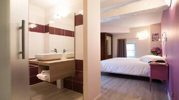 ستائر تعتيم ومكواة/لوح كي وواي فاي مجانًا وملاءات أسرّة