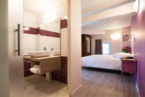 Rideaux occultants, fer et planche à repasser, Wi-Fi gratuit