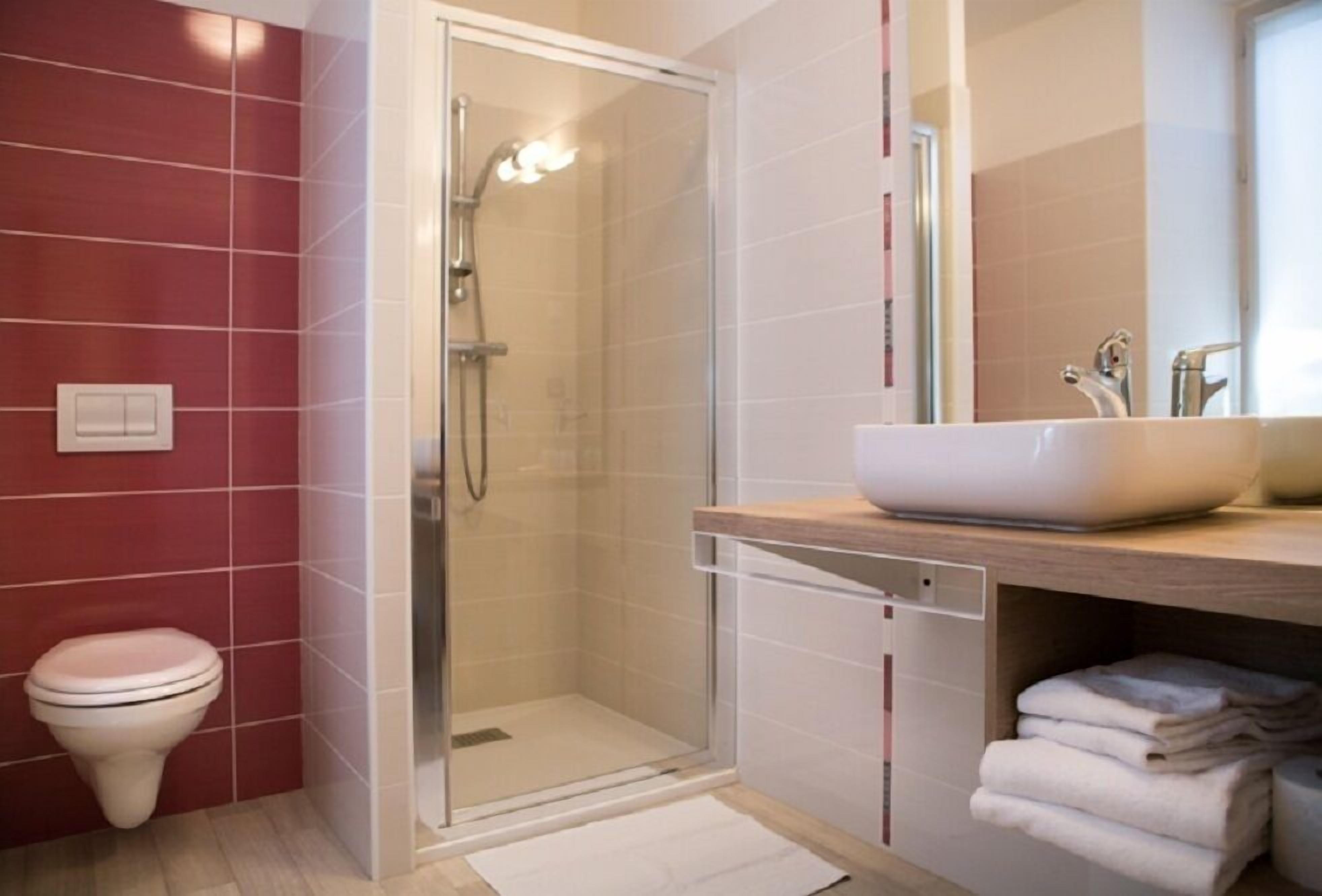 Family Quadruple Room | Bathroom | Shower, free toiletries, hair dryer, bathrobes