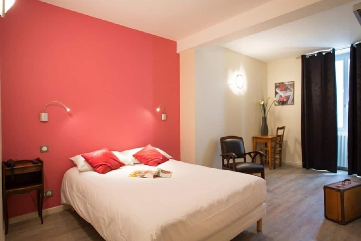 Comfort Double Room | Langsir/tirai gelap terus, seterika/papan seterika, Wi-fi percuma