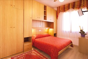 ダブルまたはツインルーム | ベビーベッド (無料)、可動式ベッド、WiFi (無料)