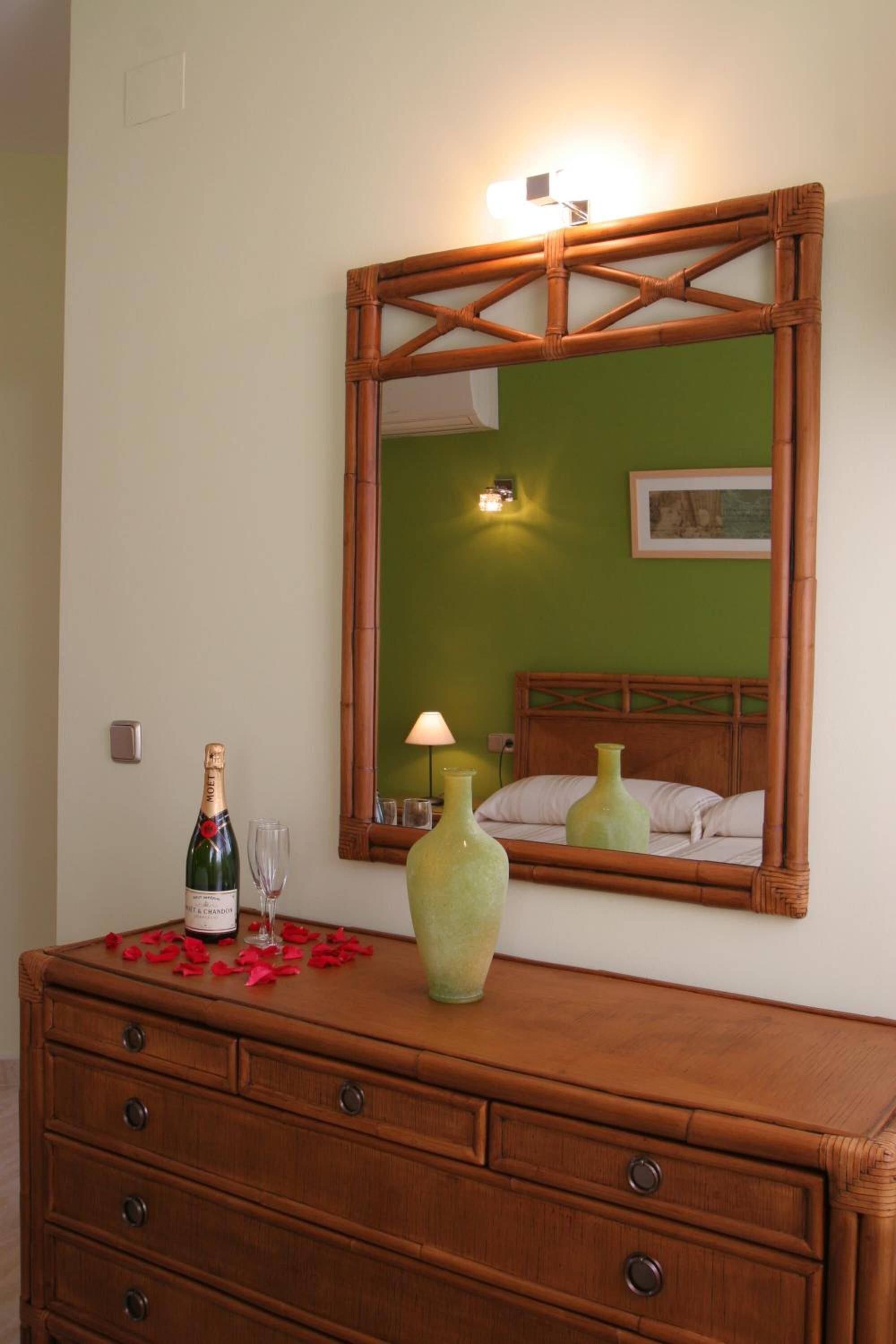 Een kluis op de kamer, een bureau, geluiddichte muren, babybedden