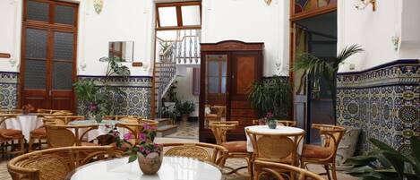 Serveert lunch en diner, lokale gerechten