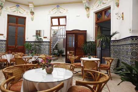 Lunch and dinner served . Hotel Restaurante Casa Julia