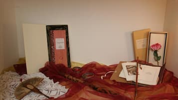 Une table sur laquelle sont disposés des livres, une rose et des objets décoratifs.