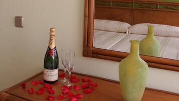 Een kluis op de kamer, een bureau, geluiddichte muren, babybedden