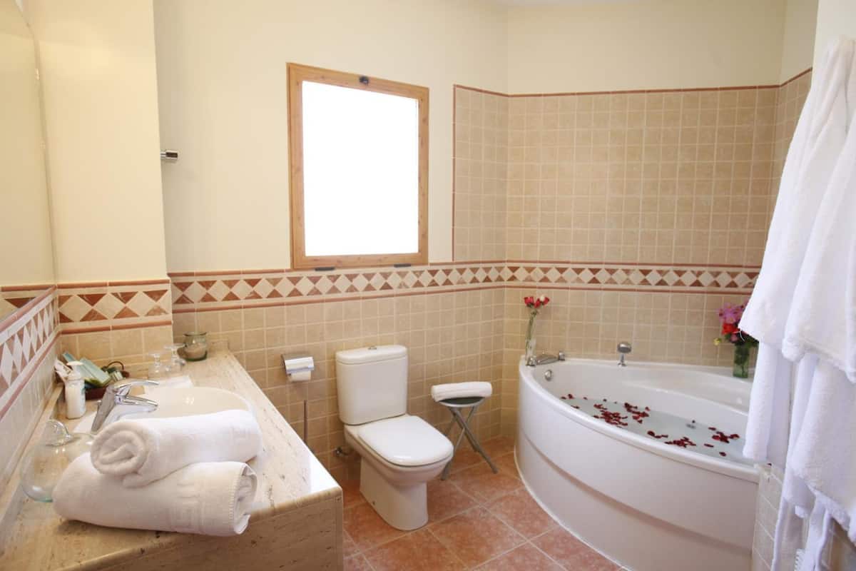 free toiletries, towels