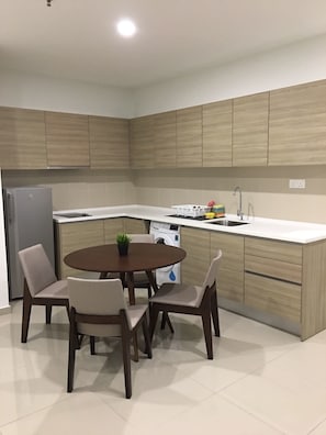 Habitación familiar, 2 habitaciones | Cocina básica privada | Frigorífico grande, placa de cocina y utensilios de cocina