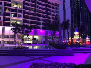 Un hôtel moderne à plusieurs étages, doté d’un espace piscine et d’un bâtiment aux couleurs vives, agrémenté de décorations originales.