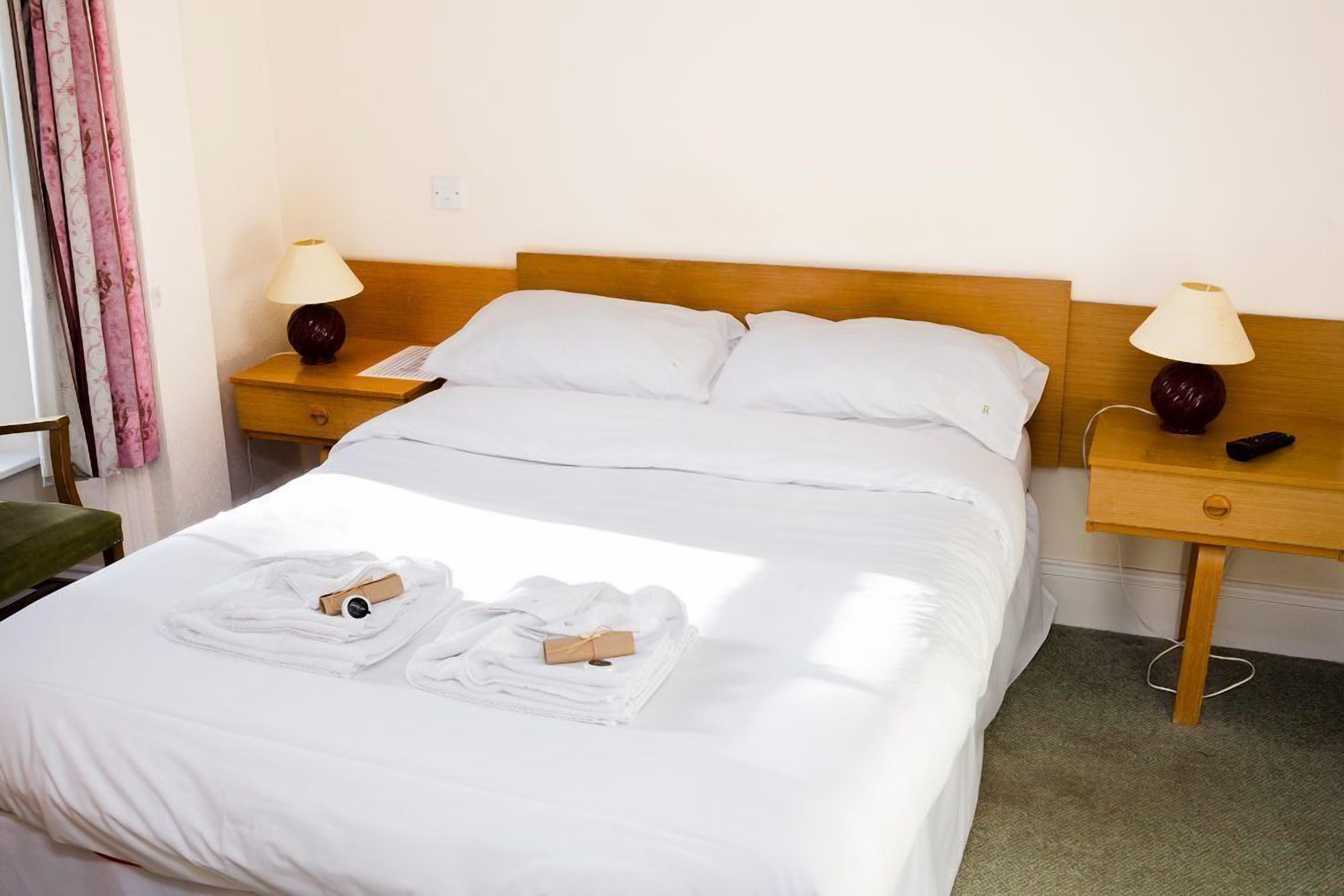 deluxe room, 1 queen bed, ocean view | iron/ironing board, free wired internet, bed sheets