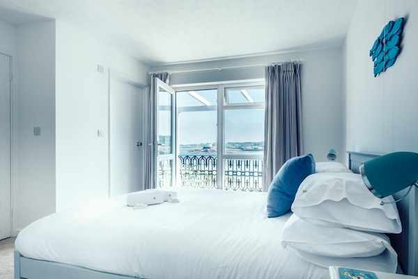 Deluxe Studio Suite, Multiple Beds, Kitchen, Sea View | Iron/ironing board, free wired internet, bed sheets