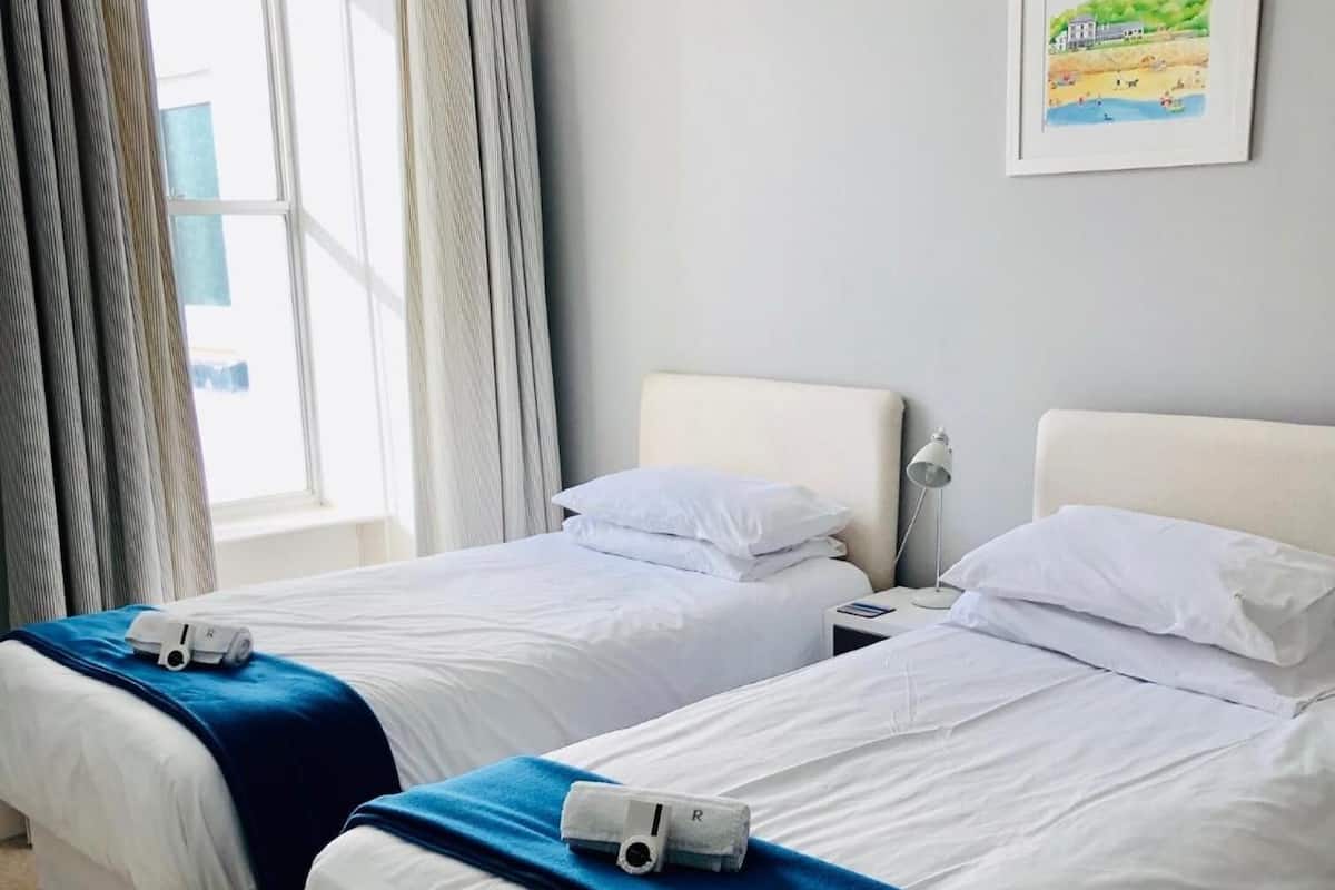 Quarto duplo standard | Ferros/tábuas de passar roupa, acesso grátis à internet com fio