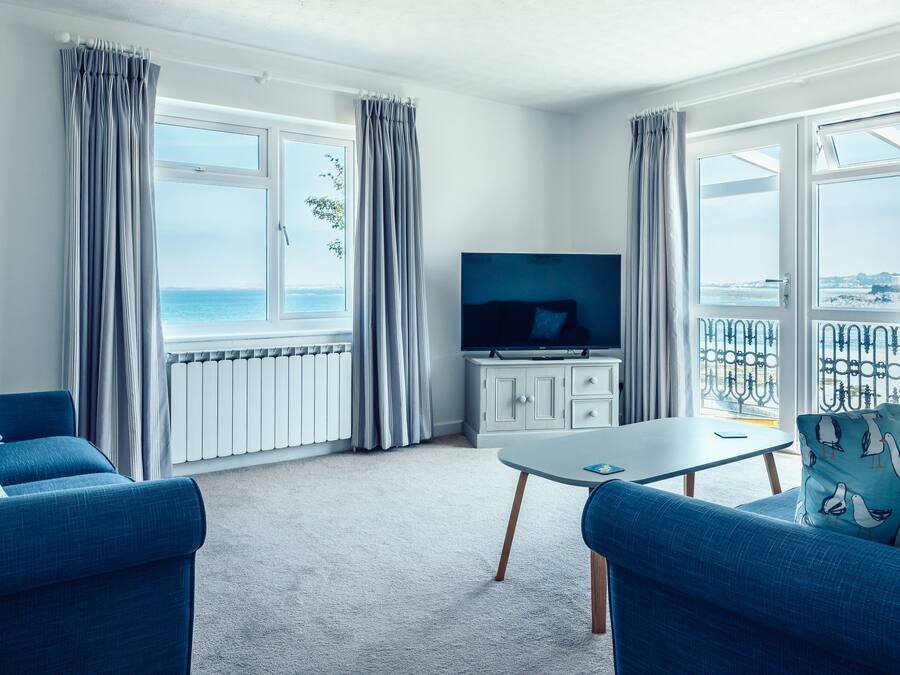 Deluxe studio suite, Meerdere bedden, keuken, uitzicht op zee | Een strijkplank/strijkijzer, gratis kabelinternet, beddengoed