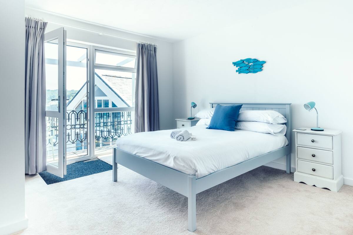 Iron/ironing board (on request), bed sheets