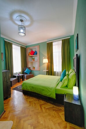 Ropa de cama de alta calidad, minibar y escritorio 