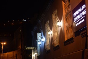 Un edificio con un cartello che indica 'Euphoria Inn', un hotel e ristorante.