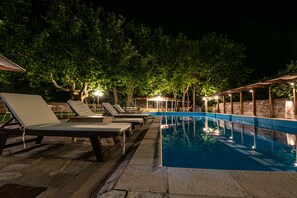 Seasonal outdoor pool, an infinity pool, pool umbrellas, pool loungers - Apollo Beach Hotel (Dorida)