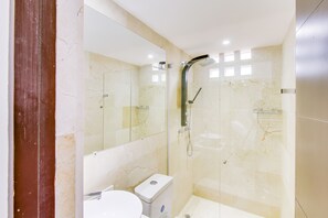 Apartment | Badezimmer | Dusche, kostenlose Toilettenartikel, Handtücher