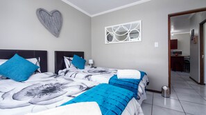 Individually decorated, individually furnished, iron/ironing board - Jackal Creek Self-Catering Apartments (Roodepoort)