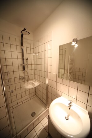 Apartment, 2 Bedrooms | Bathroom | Hair dryer, towels - FeWo Lerbachtal (Osterode am Harz)