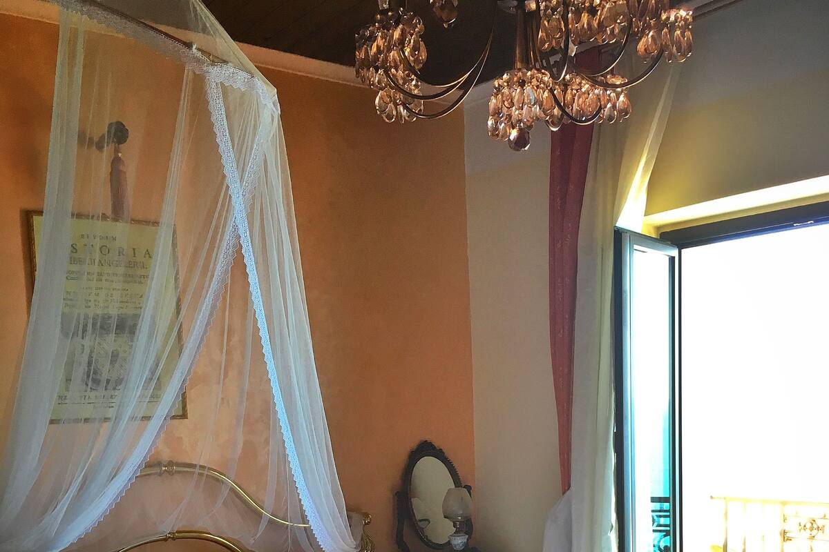 Ropa de cama de alta calidad y caja de seguridad en la habitación
