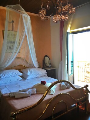 أغطية فراش متميزة وخزنة داخل الغرفة ومكتب