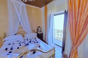Una camera da letto con un letto, un comodino, uno specchio e vista sul balcone.