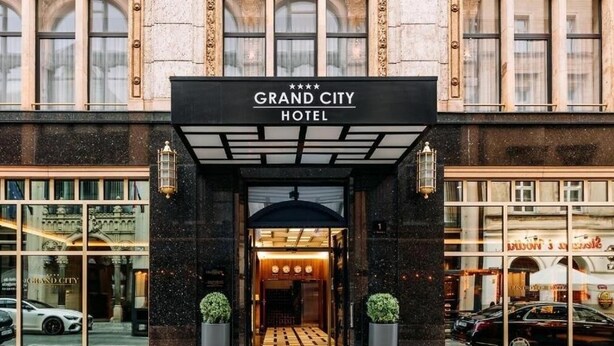 The exterior of the Grand City Hotel with a prominent entrance, large windows, and a classic architectural design. - Grand City Hotel Wrocław (Wroclaw)