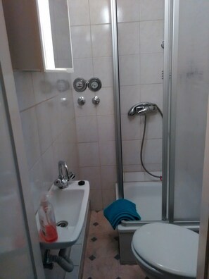 Apartamento básico, 2 habitaciones | Baño | Ducha, artículos de higiene personal gratuitos y secador de pelo
