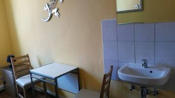 Basic Apartment, 2 Bedrooms | Room amenity