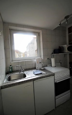 Basic Apartment, 2 Bedrooms | Private kitchen | Fridge, microwave, oven, cookware/dishes/utensils
