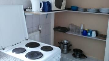 Basic Apartment, 2 Bedrooms | Private kitchen | Fridge, microwave, oven, cookware/dishes/utensils