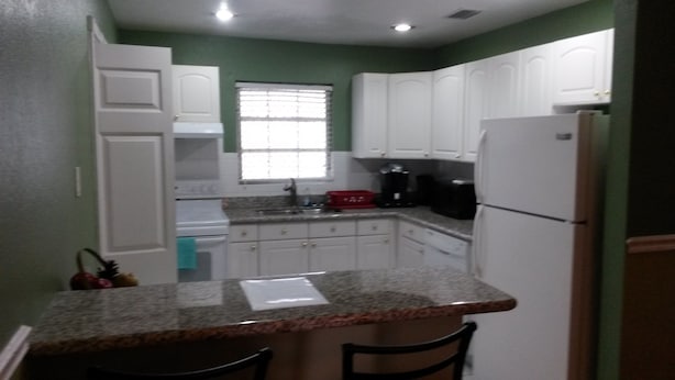 Cafetera/tetera, refrigerador con freezer, microondas, horno