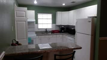 Full-size fridge, microwave, oven, stovetop