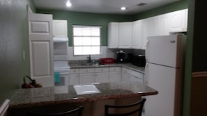 Full-sized fridge, microwave, oven, stovetop - Maya's Villa (Freeport)