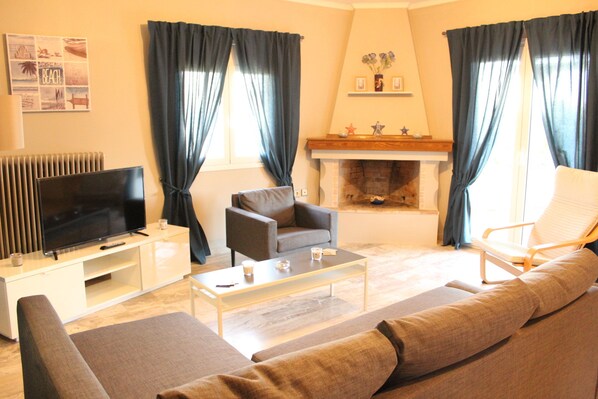 Comfort House, 2 Bedrooms, Sea View, Sea Facing | Living area