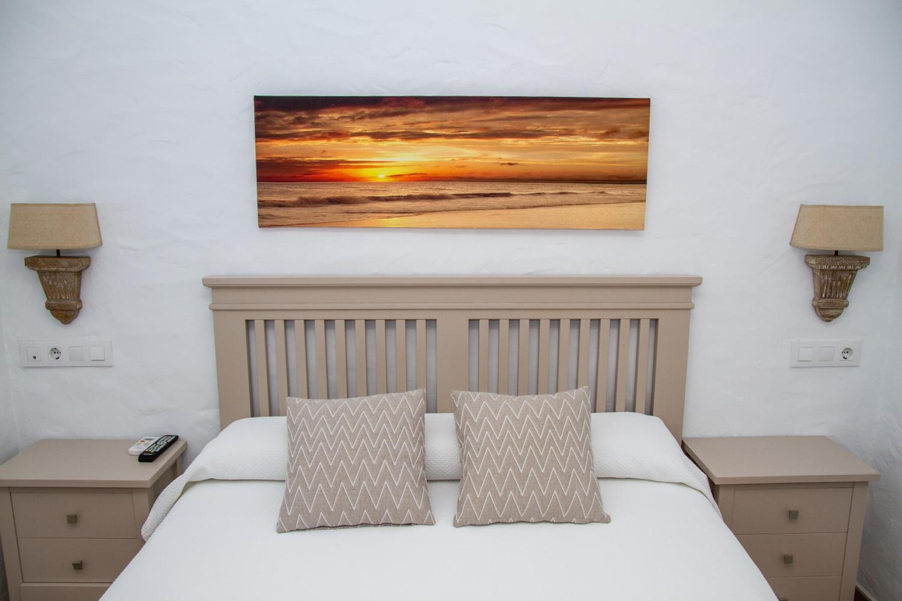 Escritorio, sistema de insonorización, cunas (de pago)