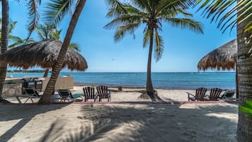 På stranden, solstolar, sportdykning och snorkling