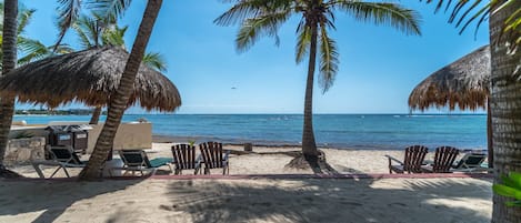 En la playa, camastros, buceo y snorkel 