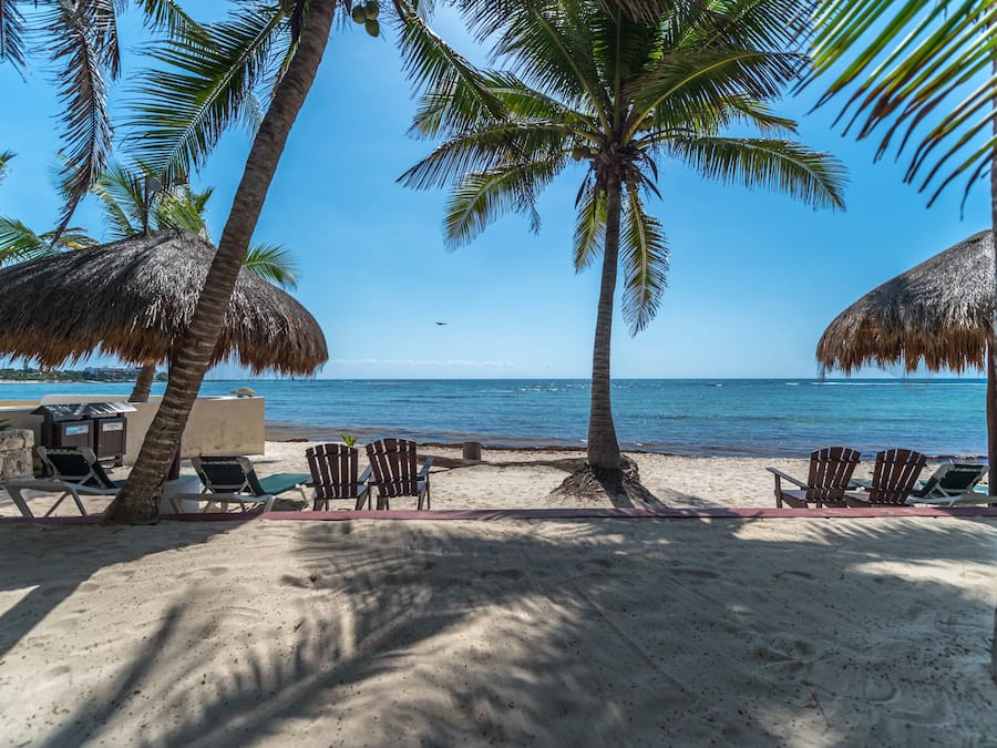 Aan het strand, ligstoelen aan het strand, duiken, snorkelen