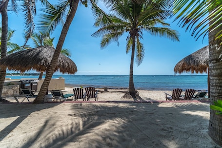 En la playa, sillas reclinables de playa, buceo, snorkel