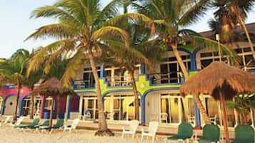 En la playa, sillas reclinables de playa, buceo, snorkel