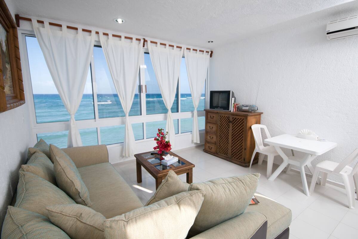 Apartament bàsic, 1 dormitori, cuina bàsica, primera línia de platja | Vista de la platja o del mar