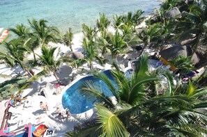 Outdoor pool, sun loungers - Del Sol Beachfront Hotel and Condos (Akumal)