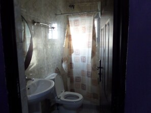 Standard Double Room | Bathroom | Shower, free toiletries, towels - De Love Hotel (Lagos)