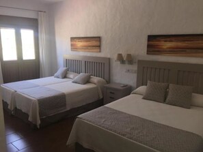 Phòng 4 | Nôi/giường cho trẻ sơ sinh (phụ phí), giường gấp/giường phụ (phụ phí) 