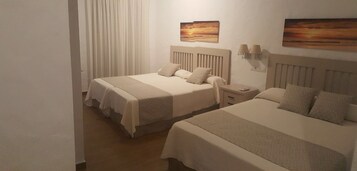 Habitación cuádruple | Cunas (de pago), camas supletorias, wifi gratis