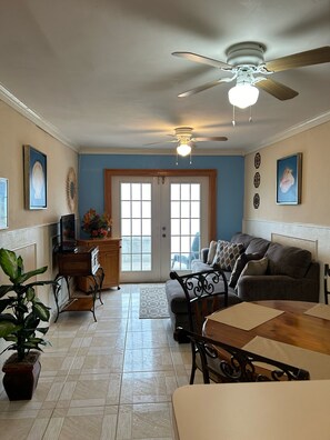 Duplex de base | Literie de qualité, décor unique, ameublement unique